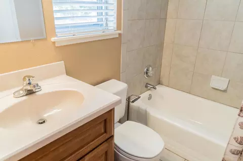 Bath - 1408 Ennis St, Plainview, TX 79072 photo 4 of 4