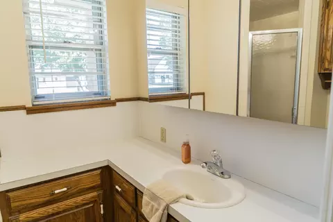 Bath - 1408 Ennis St, Plainview, TX 79072 photo 1 of 4