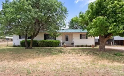 801 4th St, Smyer, TX 79367