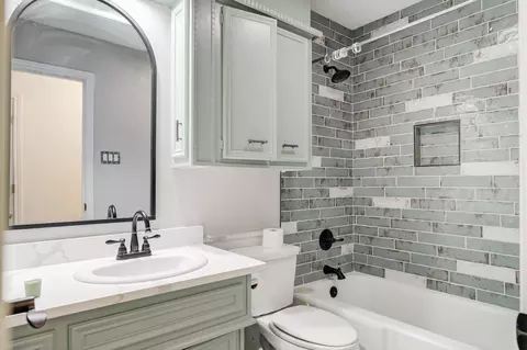 Bath - 6902 Elgin Ave, Lubbock, TX 79413 photo 3 of 4