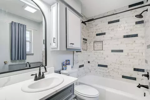 Bath - 6902 Elgin Ave, Lubbock, TX 79413 photo 2 of 4