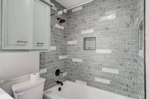 Bath - 6902 Elgin Ave, Lubbock, TX 79413 photo 4 of 4