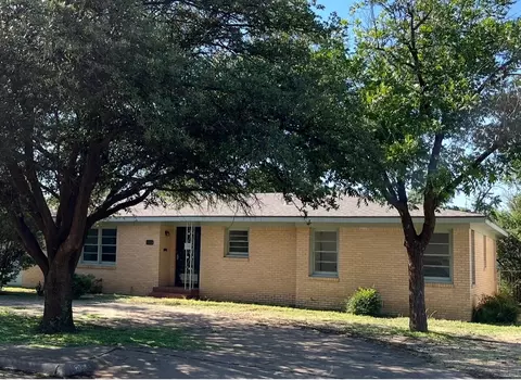 1105 E Cardwell St, Brownfield, TX 79316