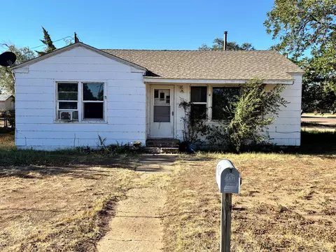 902 9th St, Shallowater, TX 79363