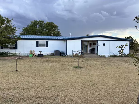 3951 Sunrise Ln, Levelland, TX 79336