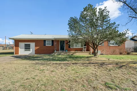 707 12th St, Shallowater, TX 79363