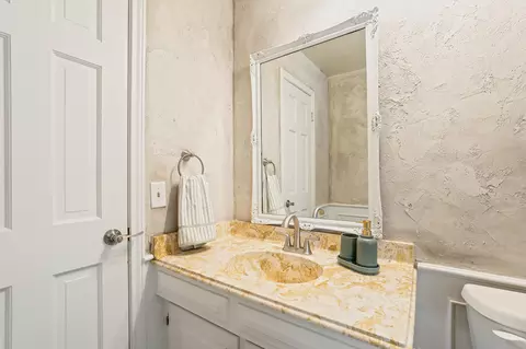 Bath - 822 Itasca St, Plainview, TX 79072 photo 5 of 9