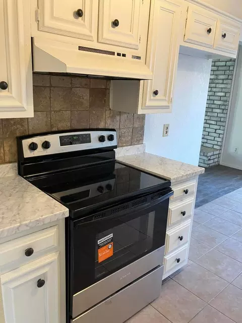 Kitchen - 2903 Mesa Dr, Plainview, TX 79072 photo 5 of 6