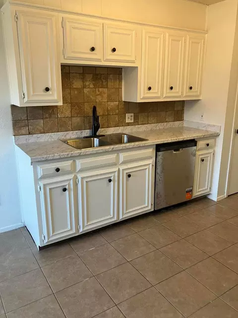 Kitchen - 2903 Mesa Dr, Plainview, TX 79072 photo 2 of 6
