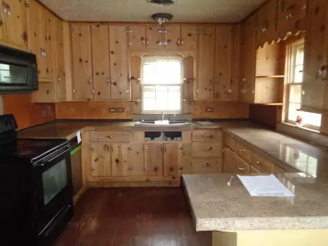 Kitchen - 1015 Raleigh St, Plainview, TX 79072 photo 2 of 2