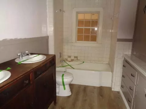 Bath - 1015 Raleigh St, Plainview, TX 79072 photo 2 of 2