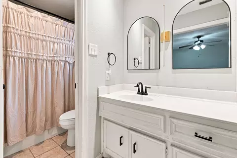 Bath - 1003 Cedar Ave, Idalou, TX 79329 photo 2 of 3