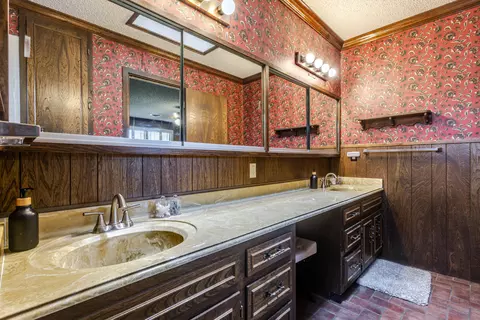 Bath - 1311 Itasca St, Plainview, TX 79072 photo 4 of 6