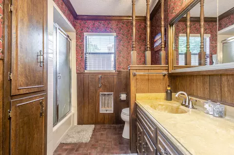 Bath - 1311 Itasca St, Plainview, TX 79072 photo 3 of 6
