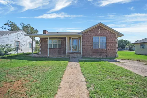 906 N 3rd St, Brownfield, TX 79316