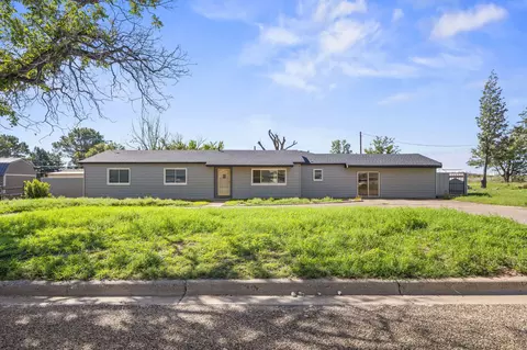 102 3rd St, Plains, TX 79355