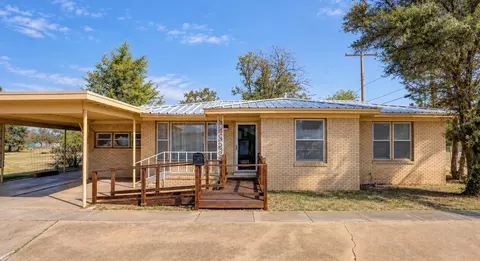 905 10th St, Ralls, TX 79357