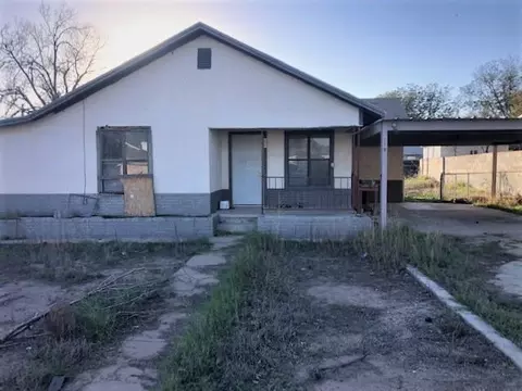 209 11th St, Iraan, TX 79744