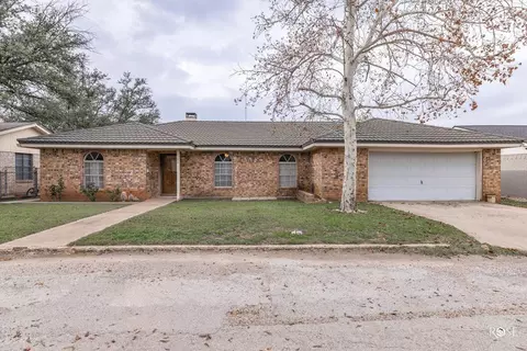 108 E Ave, Ballinger, TX 76821