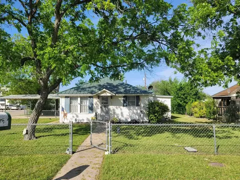 1512 S Crockett Ave, Sonora, TX 76950