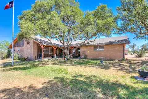 513 W Duncan Ave, Mertzon, TX 76941