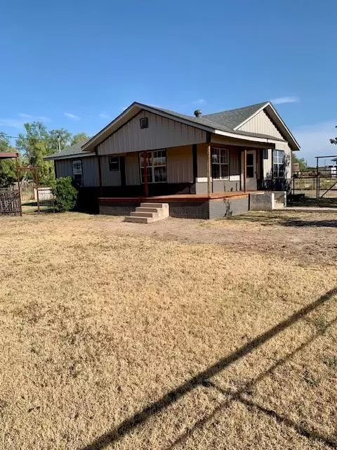 903 4th St, Mertzon, TX 76941