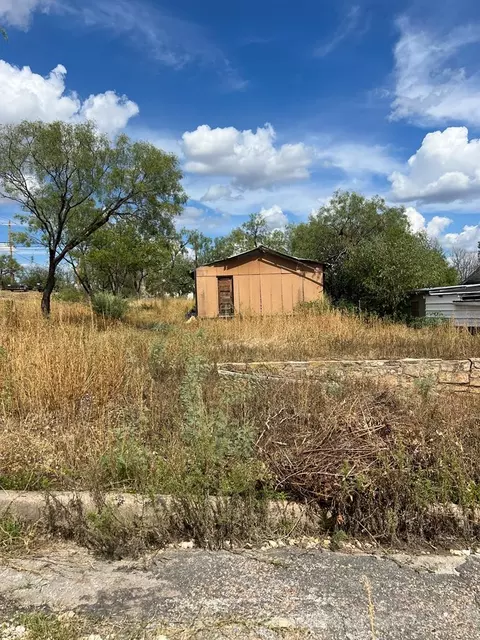 206 N 5th St, Ballinger, TX 76821