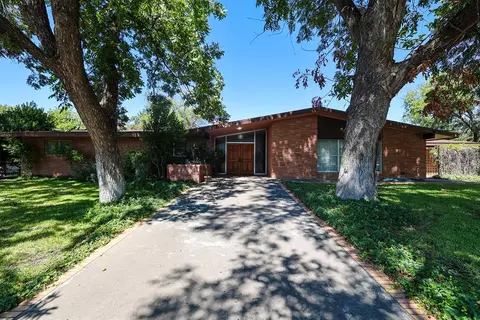702 6th St, Ozona, TX 76943