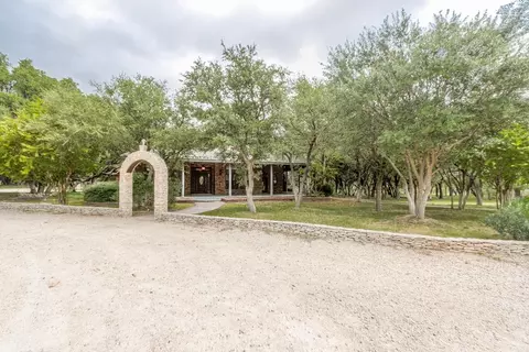 6270 Green Oaks Dr, Christoval, TX 76935