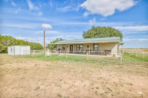 1044 Jacoby Ln, Hext, TX 76848 photo 3