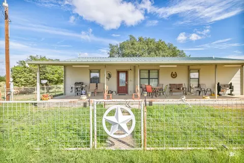 1044 Jacoby Ln, Hext, TX 76848 photo 4