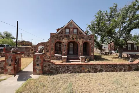 120 4th St, Iraan, TX 79744