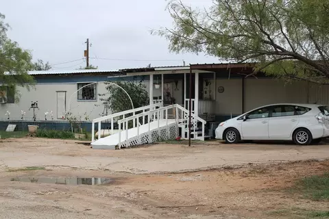 607 14th St, Ballinger, TX 76821