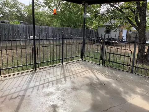 1007 Bee St, Brady, TX 76825 photo 4