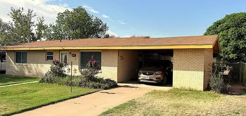 613 9th St, Iraan, TX 79744