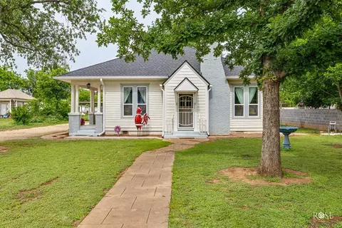 112 5th Ave, Coleman, TX 76834