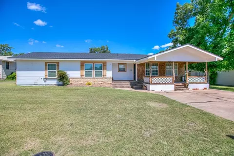 Exterior - 202 Sharp Ave, Ballinger, TX 76821 photo 2 of 9