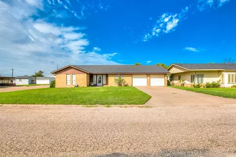 401 N 3rd St, Ballinger, TX 76821