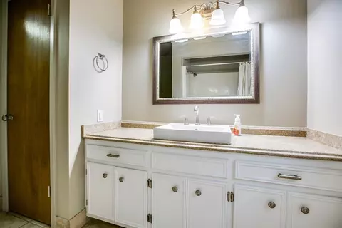 Bath - 209 N Ave B, Ballinger, TX 76821 photo 5 of 6