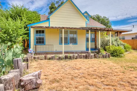 704 9th St, Ballinger, TX 76821