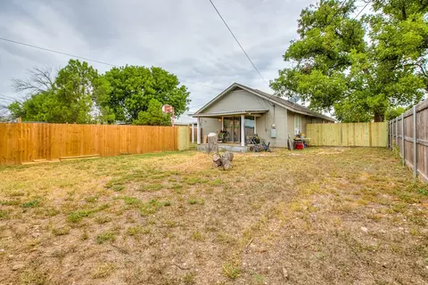 Exterior - 911 N 6th St, Ballinger, TX 76821 photo 8 of 11