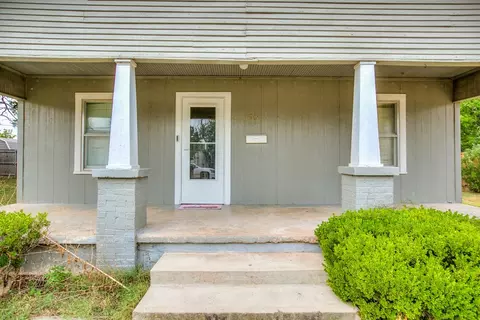 Exterior - 911 N 6th St, Ballinger, TX 76821 photo 4 of 11