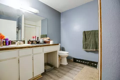Bath - 911 N 6th St, Ballinger, TX 76821 photo 3 of 5