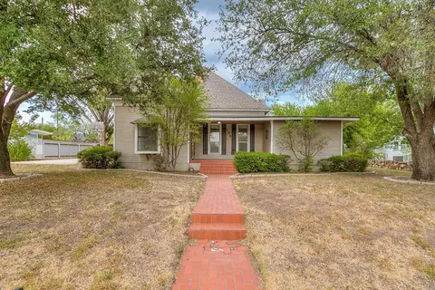 704 N Broadway St, Ballinger, TX 76821