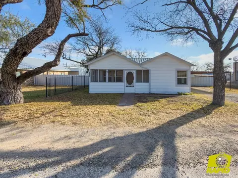 220 N Broadway St, Mertzon, TX 76941