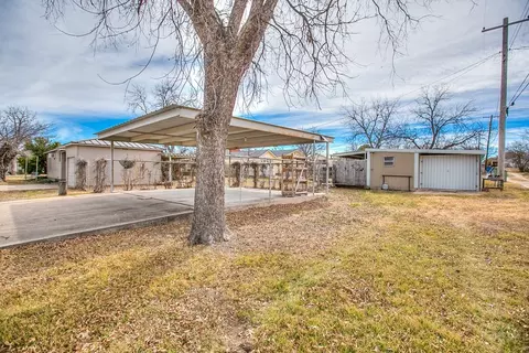 Exterior - 200 Sharp Ave, Ballinger, TX 76821 photo 7 of 8