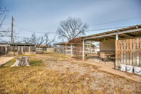 Exterior - 200 Sharp Ave, Ballinger, TX 76821 photo 5 of 8