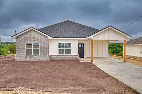 301 N 1st St, Mertzon, TX 76941