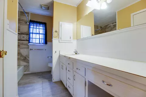 Bath - 308 Sharp Ave, Ballinger, TX 76821 photo 1 of 2