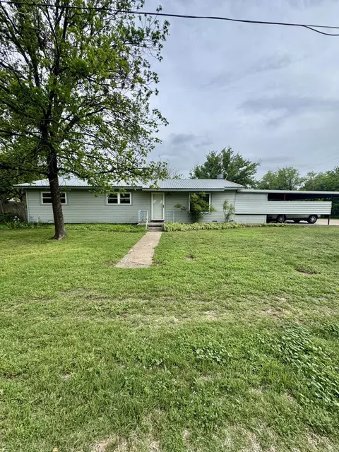 209 W 4th St, Miles, TX 76861
